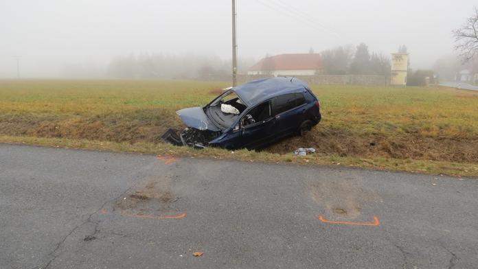 Záhadná nehoda. Našli rozmlácené auto, mrtvý řidič ležel několik metrů opodál