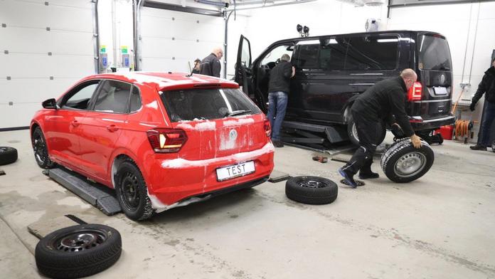 Každá šestá zimní pneu má problémy na sněhu či mokru. Jak se nesplést?