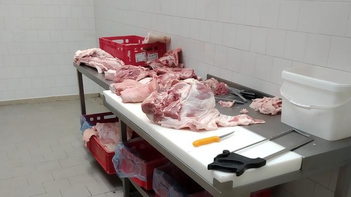 Veterináři zavřeli bourárnu v Trutnově. Načerno se tam zpracovávalo maso