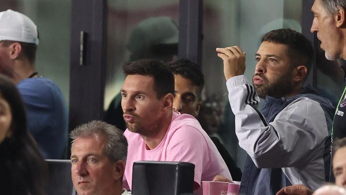 Lionel Messi sledoval své spoluhráče jen z lavičky