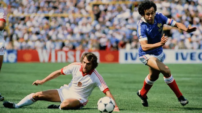 Michel Platini (vpravo) na MS 1982 se proháněl okolo československých obránců