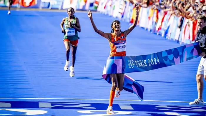 Sifan Hassanová v cíli maratonského závodu