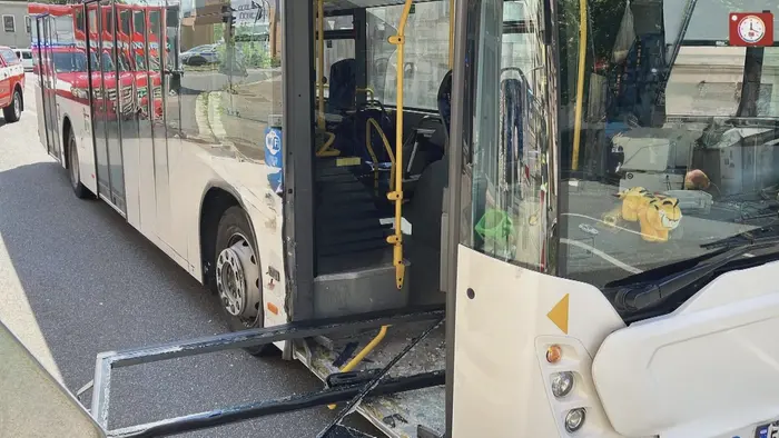 Dopravní nehoda osobního automobilu a autobusu v Kolíně