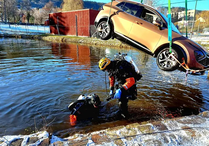 Auto v nádrži na Prachaticku