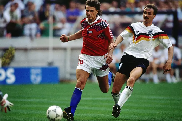 Tomáš Skuhravý na MS 1990 proti Západnímu Německu