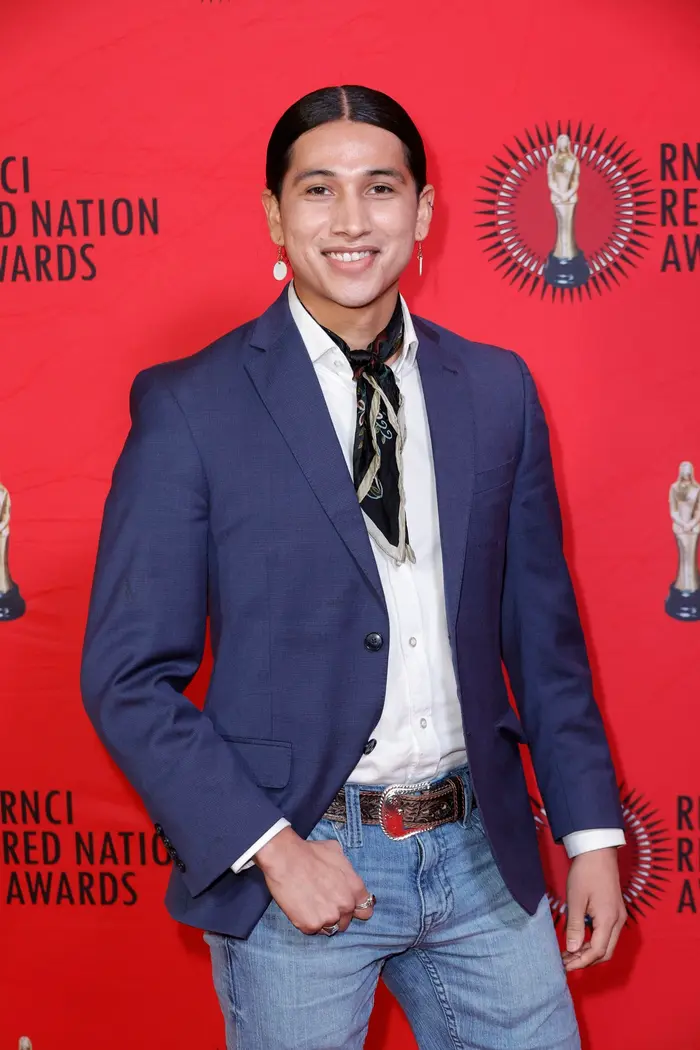 Herec Cole Brings Plenty, 12. 11. 2023 Red Nation Awards v Beverly Hills