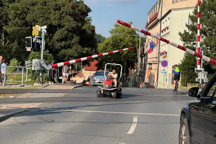 Pavel Novotný na železničním přejezdu