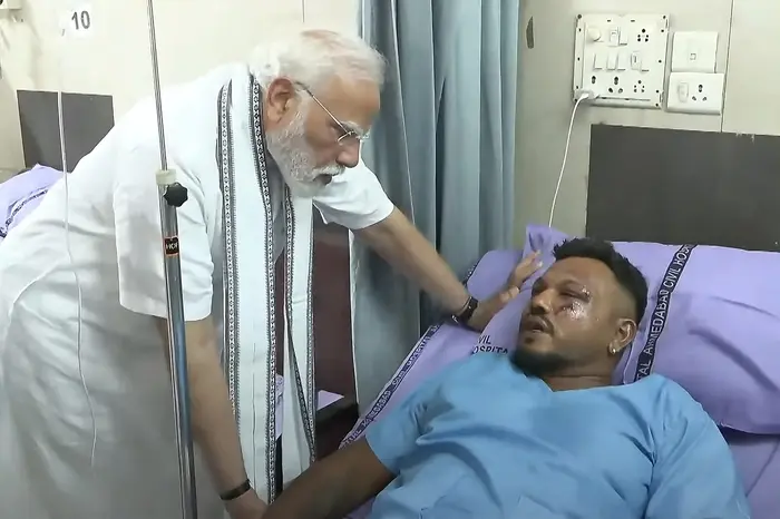 Vishwasha Kumar Ramesh se svým ošetřujícím lékařem, 13. 6. 2025