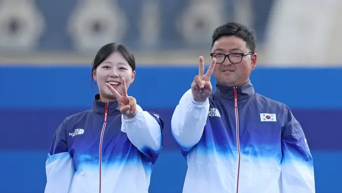 Korejší lukostřelci Lim Si-hyeon a Kim Woo-jin