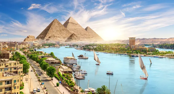 Pyramidový komplex ve městě Asuán u Nilu