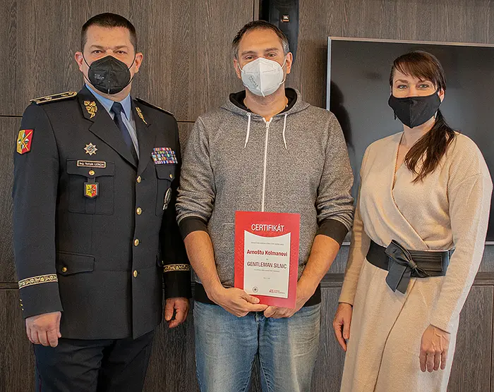 Gentlemanem silnic Arnošt Kolman spolu s šéfkou projektu Ivanou Buriánkovou a ředitelem pražské policie Tomášem Lerchem.