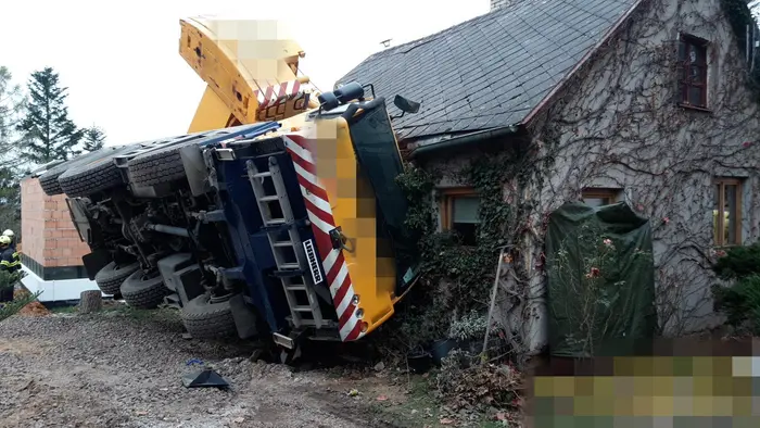Převrácený jeřáb ve Velkém Chlumci na Berounsku