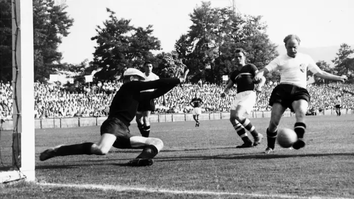 Čechoslováci schytali v roce 1954 na MS debakl 0:5 s Rakouskem