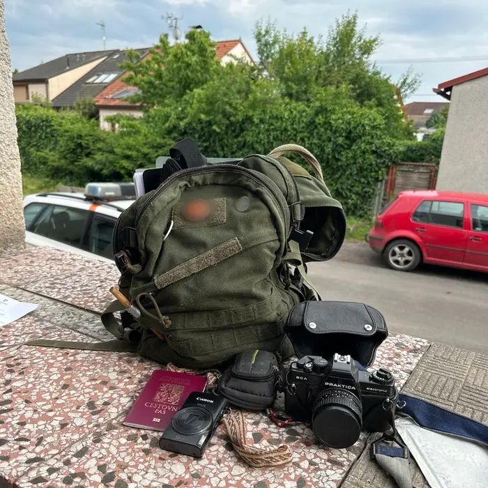 Poctivá nálezkyně odnesla batoh strážníkům