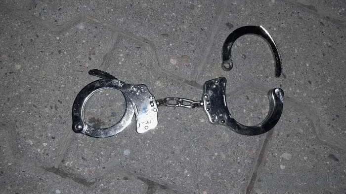 Žena se nemohla zbavit pout. Na pomoc přispěchali policisté i hasiči 