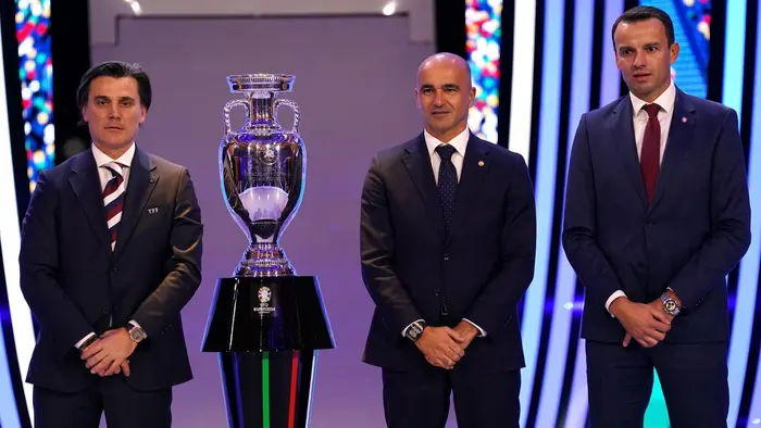 Kouč Turecka Vincenzo Montella (zleva), portugalský trenér Roberto Martinez a za Česko technický ředitel FAČR Erich Brabec při losu Eura