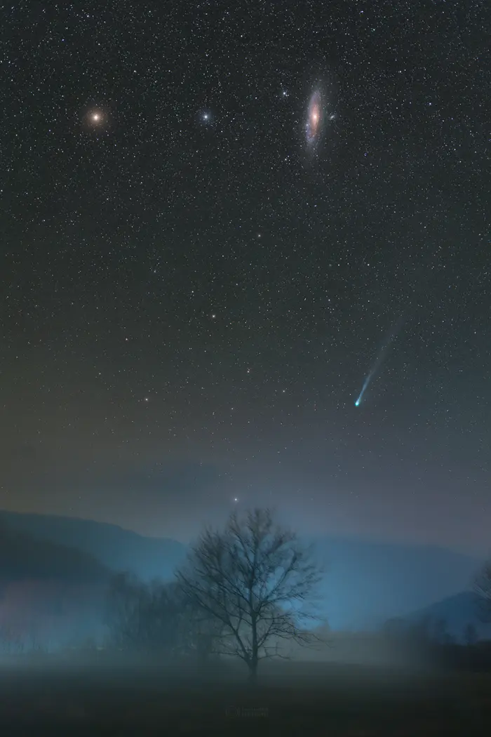 Oceněná fotografie komety 12P/Pons-Brooks s galaxií v Andromedě