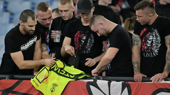 Ultras Slavie si v ochozech stadionu Olimpico vystavili vestu jednoho ze zmlácených pořadatelů.