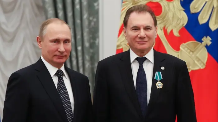 Vladimir Putin předává cenu pro Vladimira Khavinsona