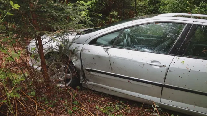 Nabourané auto v lese