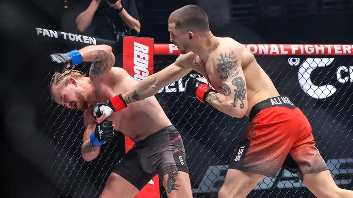Biaggio Ali Walsh trefuje svého soupeře Isaiaha Figuerou v PFL