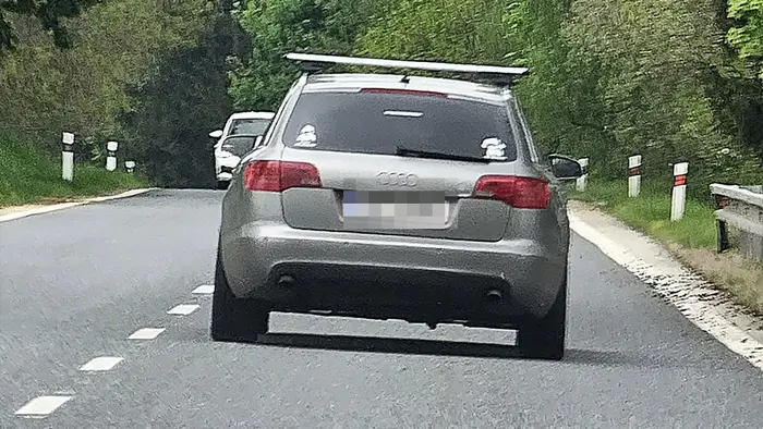 Agresivní řidič měl ohrožovat auto, ve kterém jela rodina s dětmi