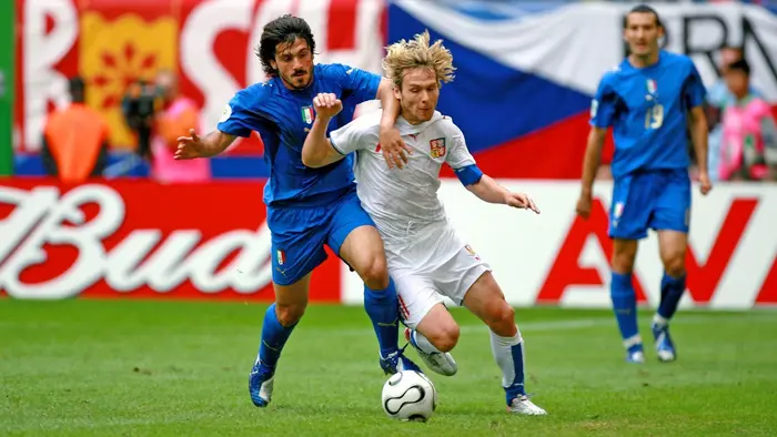 Gennaro Gattuso (vlevo) v souboji s Pavlem Nedvědem na MS 2006