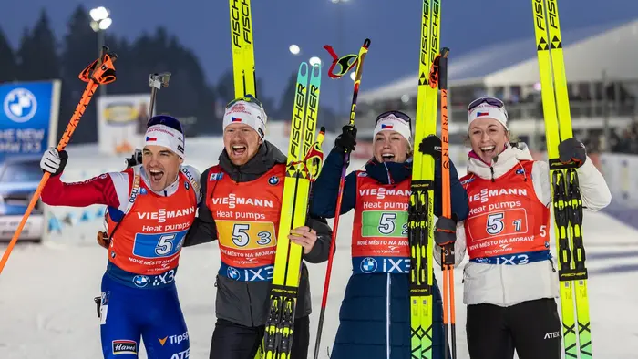 Slavící biatlonová štafeta ve složení Michal Krčmář, Vítězslav Hornig, Tereza Voborníková a Jessica Jislová