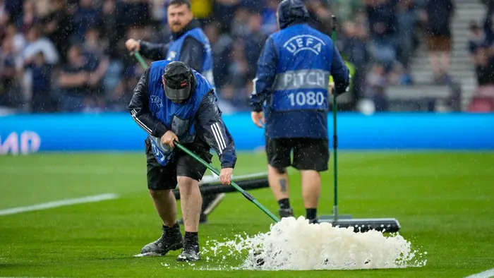 Zaměstnanci se snaží odstranit vodu ze hřiště v Glasgow