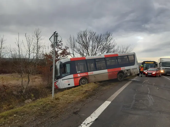 Nehoda autobusu a osobního auta v Praze