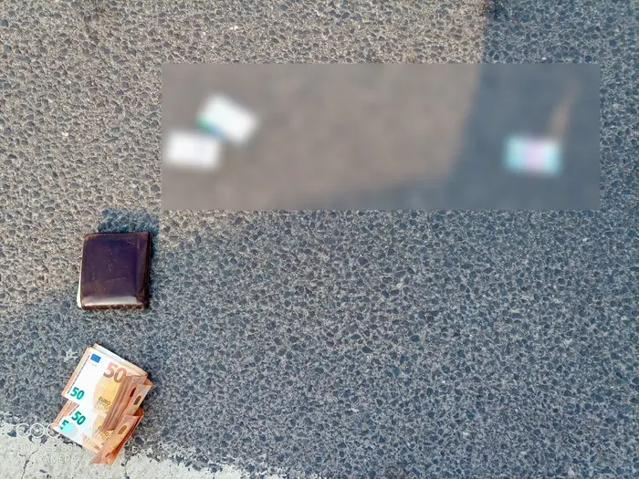 Z peněženky na střeše auta lítaly bankovky