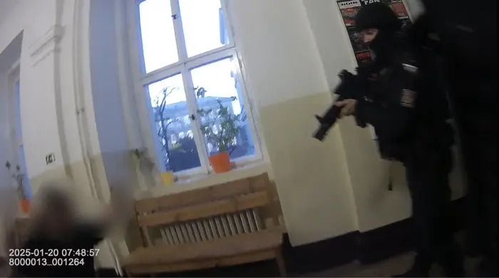 Zásah policie s dlouhými zbraněmi na střední škole v Praze