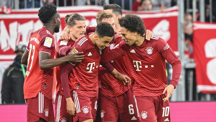 Hotovo. Bayern vyhrál šlágr a slaví desátý titul v řadě. Trefil se i Schick