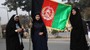 Demonstrující s afghánskou vlajkou