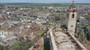 Pohled na zničenou obec z dronu