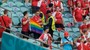 Ochranka zabavuje vlajku podporující LGBT dánským fanouškům