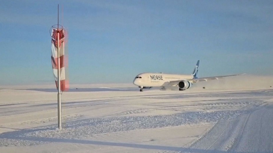 Zlomový okamžik v letectví. Na ledové ranveji na Antarktidě přistál obří boeing