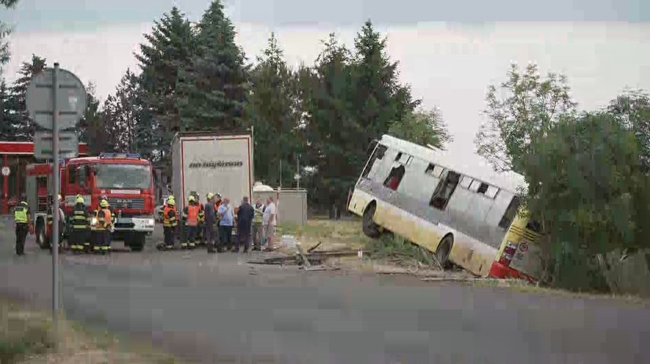 V Litvínově havaroval autobus. Několik lidí je zraněno