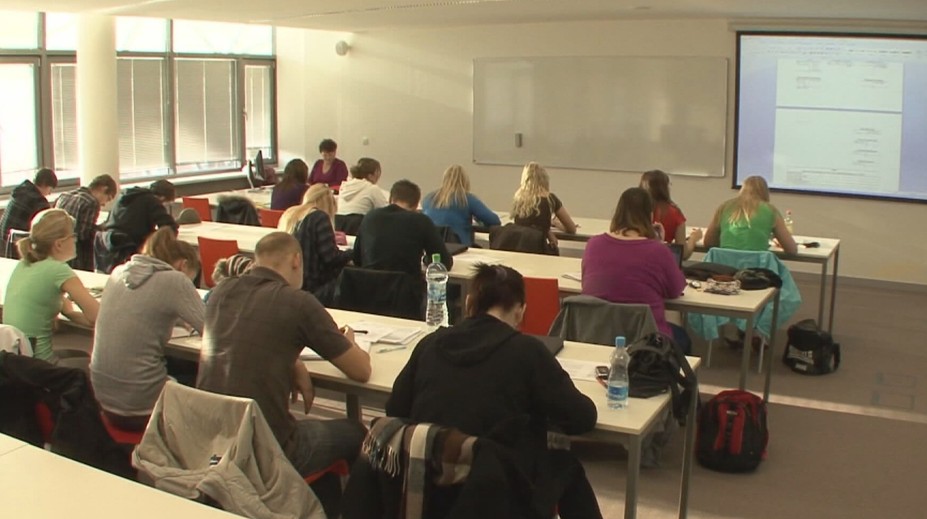 Studentům chybí praxe. Situaci řeší program Den pro školu
