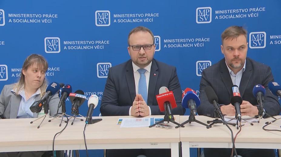 Jurečka chce zvýšit příspěvek na péči. Nejpotřebnějším o 40 procent