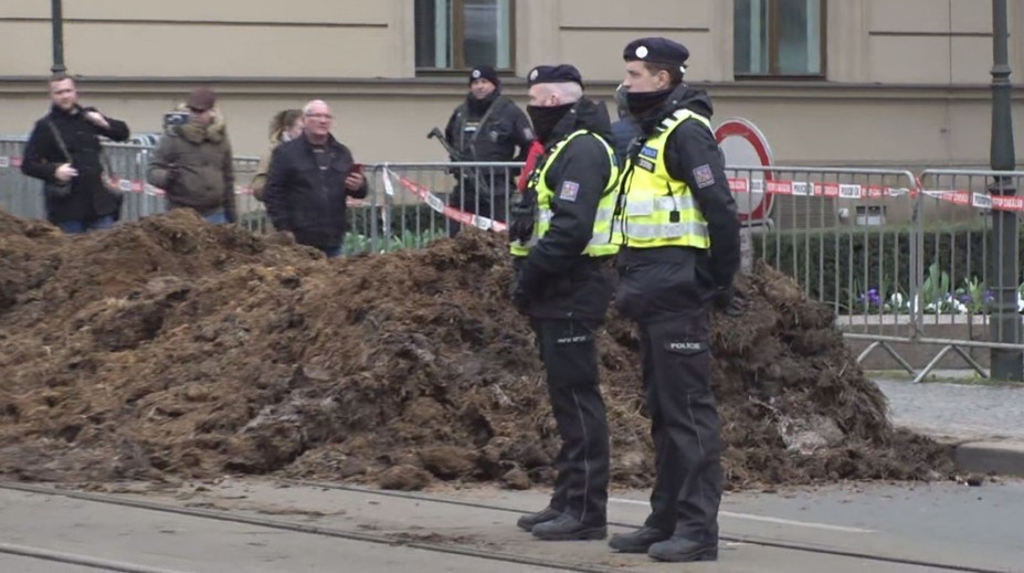 Mluvčí policie: Překvapilo nás vysypávání hnoje, zemědělci tím nedodrželi své slovo