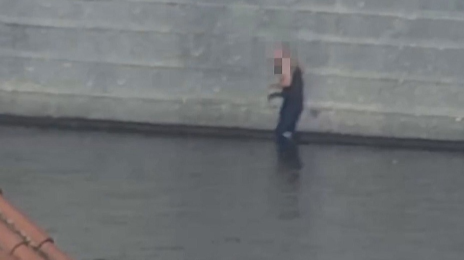 Lidé volali na policii, že muž chodí po hladině Vltavy. Na záběrech připomíná Ježíše
