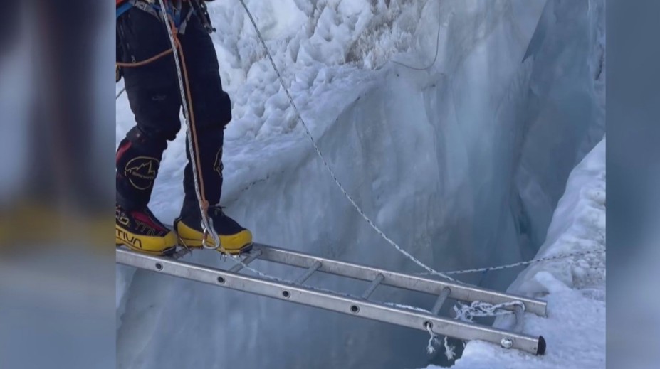 VIDEO: Nejnebezpečnější nástrahy Everestu. Troufli byste si na ně?