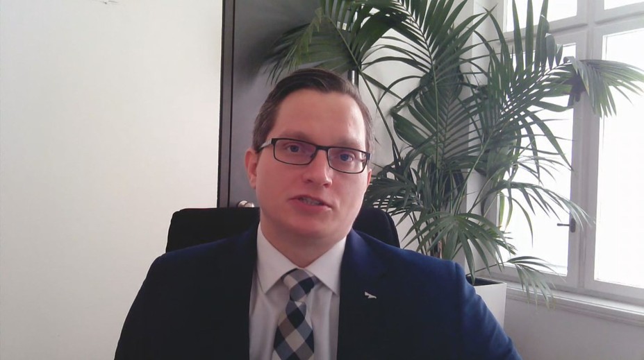 Útoky v Rudém moři nadále komplikují lodní dopravu. Některé firmy přerušily výrobu