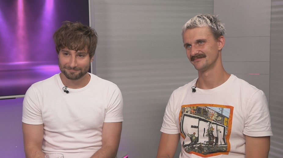Jejich energie bourá pódia. Nová deska otevírá otcovské téma, říká hudební duo