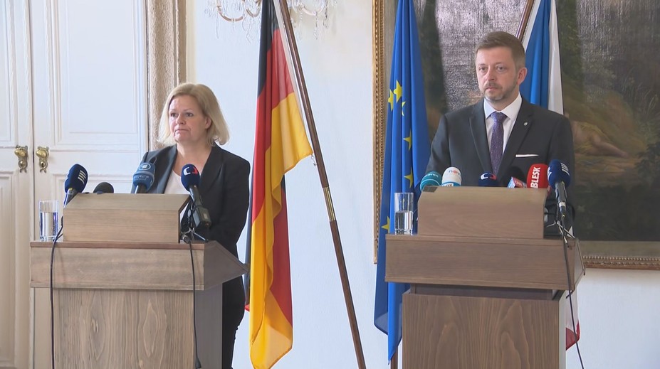 Německá ministryně vnitra se sešla s Rakušanem. Řešili boj s kyberútoky na klíčové instituce