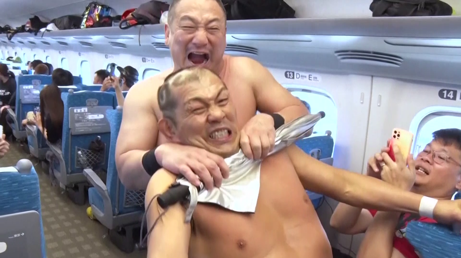 Naháči se prali ve vlaku. Kromě wrestlingu si dali pusu a škrtili se deštníkem