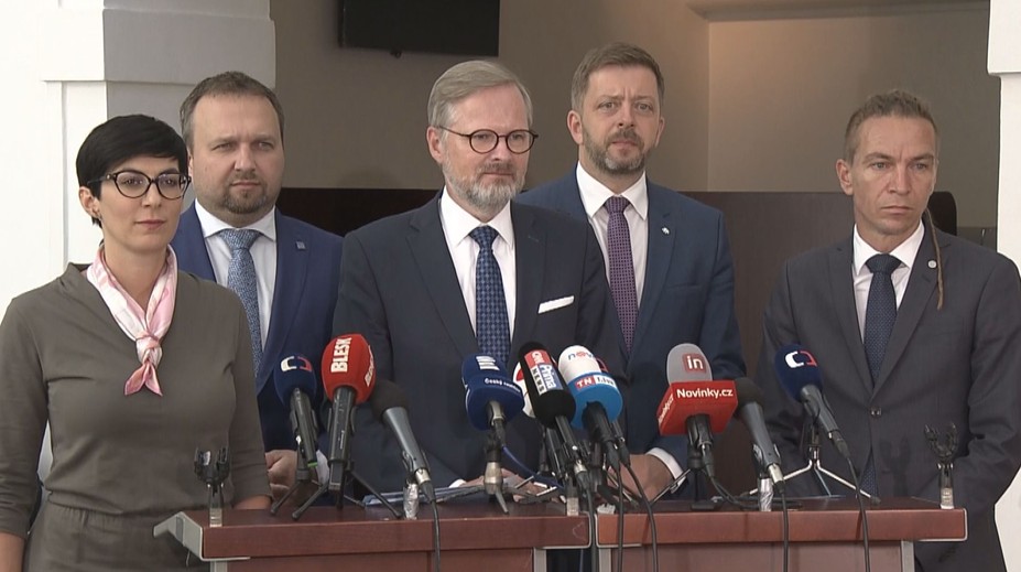 Vláda hlasování o nedůvěře ustála. Dle Fialy šlo o předvolební kampaň opozice