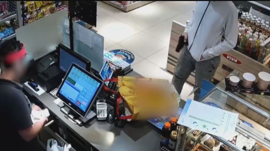 Postrach kladenských benzinek. Policie pátrá po maskovaném muži