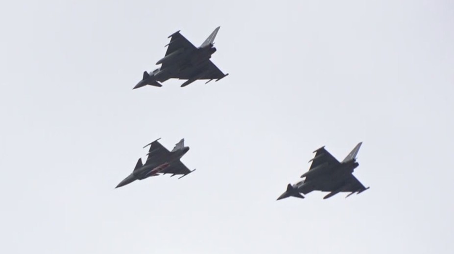 Ke dni 25. výročí vstupu Česka do NATO proletělo nad Prahou šest letounů